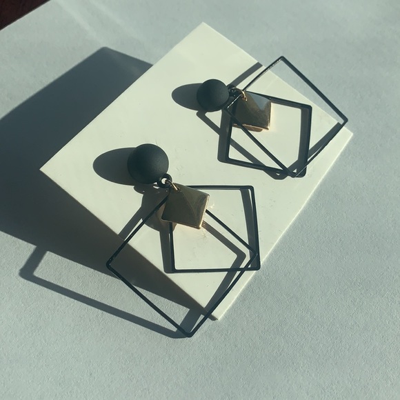 Earrings - Picture 3 of 4